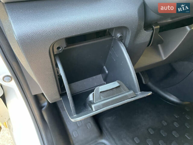 Белый Рено Трафик, объемом двигателя 1.6 л и пробегом 225 тыс. км за 15800 $, фото 15 на Automoto.ua