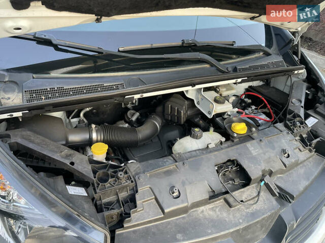 Белый Рено Трафик, объемом двигателя 1.6 л и пробегом 225 тыс. км за 15800 $, фото 56 на Automoto.ua