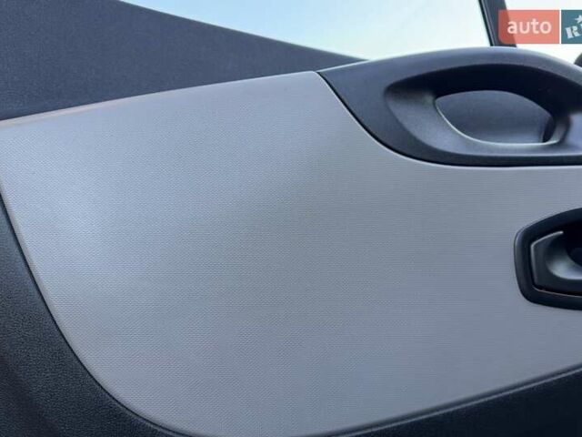 Белый Рено Трафик, объемом двигателя 1.6 л и пробегом 274 тыс. км за 18950 $, фото 94 на Automoto.ua