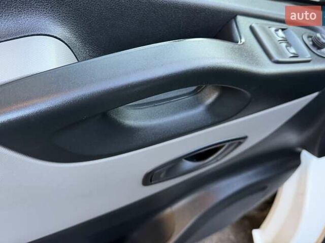 Белый Рено Трафик, объемом двигателя 1.6 л и пробегом 274 тыс. км за 18950 $, фото 90 на Automoto.ua