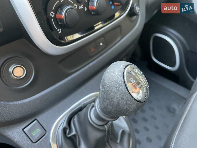 Белый Рено Трафик, объемом двигателя 1.6 л и пробегом 225 тыс. км за 15800 $, фото 19 на Automoto.ua