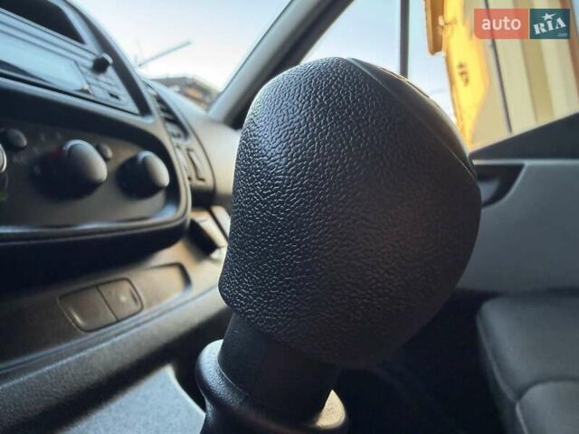 Белый Рено Трафик, объемом двигателя 1.6 л и пробегом 274 тыс. км за 18950 $, фото 106 на Automoto.ua