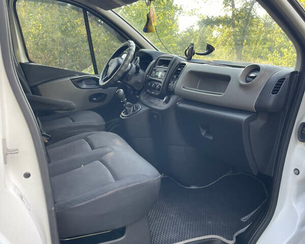 Белый Рено Трафик, объемом двигателя 1.6 л и пробегом 175 тыс. км за 14000 $, фото 22 на Automoto.ua