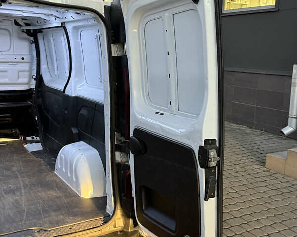 Білий Рено Трафік, об'ємом двигуна 1.6 л та пробігом 148 тис. км за 13000 $, фото 12 на Automoto.ua