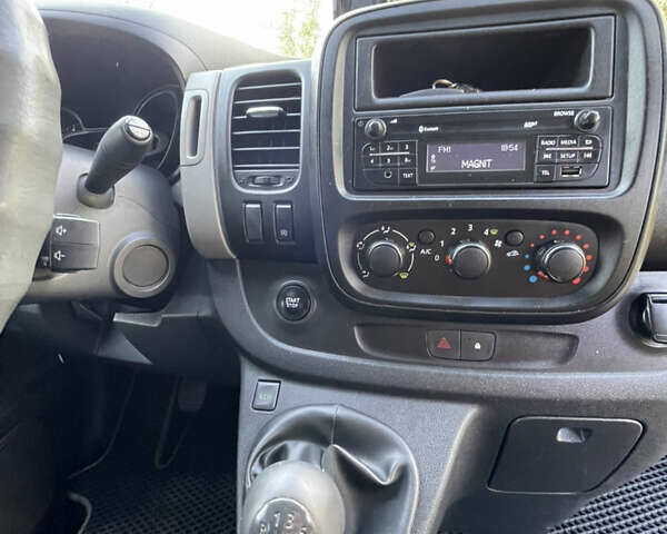 Белый Рено Трафик, объемом двигателя 1.6 л и пробегом 175 тыс. км за 14000 $, фото 20 на Automoto.ua