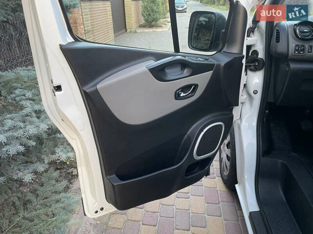 Белый Рено Трафик, объемом двигателя 1.6 л и пробегом 225 тыс. км за 15800 $, фото 7 на Automoto.ua