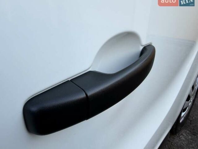 Белый Рено Трафик, объемом двигателя 1.6 л и пробегом 274 тыс. км за 18950 $, фото 54 на Automoto.ua