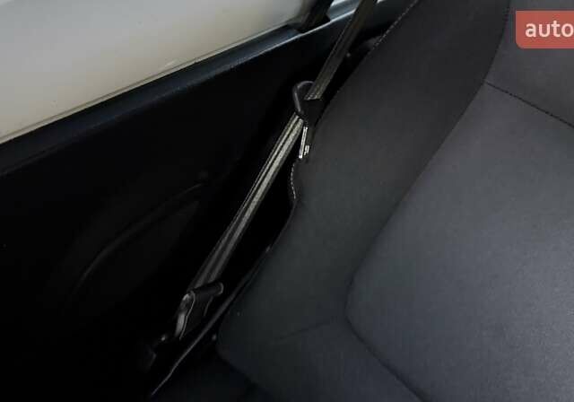 Белый Рено Трафик, объемом двигателя 1.6 л и пробегом 274 тыс. км за 18950 $, фото 143 на Automoto.ua