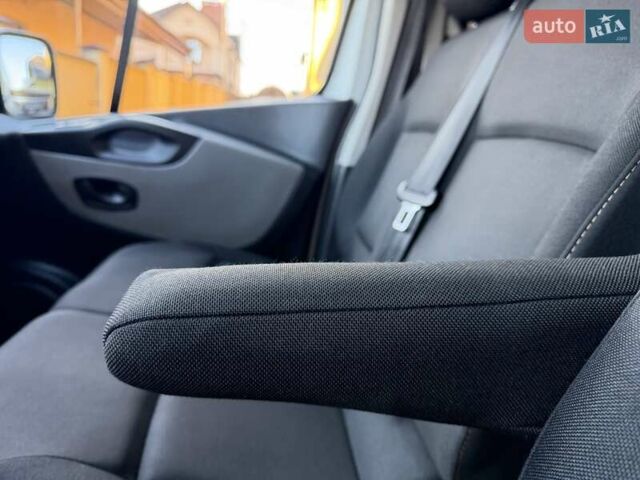 Белый Рено Трафик, объемом двигателя 1.6 л и пробегом 274 тыс. км за 18950 $, фото 98 на Automoto.ua