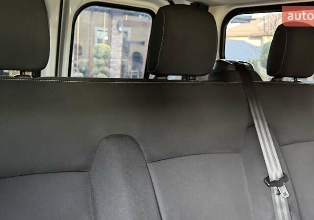 Белый Рено Трафик, объемом двигателя 1.6 л и пробегом 274 тыс. км за 18950 $, фото 146 на Automoto.ua