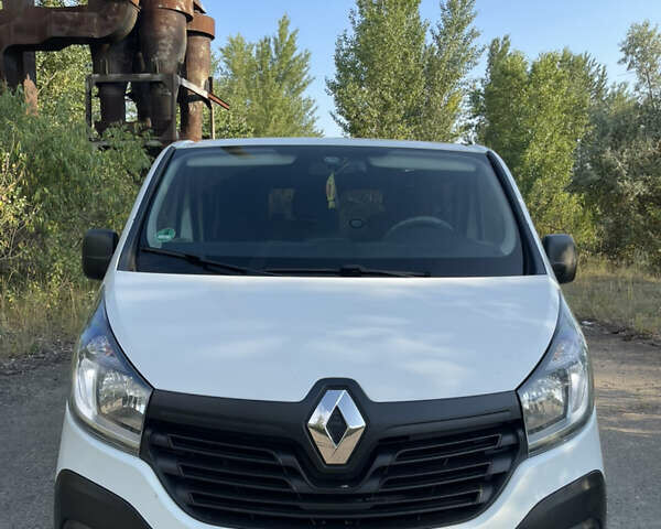 Белый Рено Трафик, объемом двигателя 1.6 л и пробегом 175 тыс. км за 14000 $, фото 2 на Automoto.ua