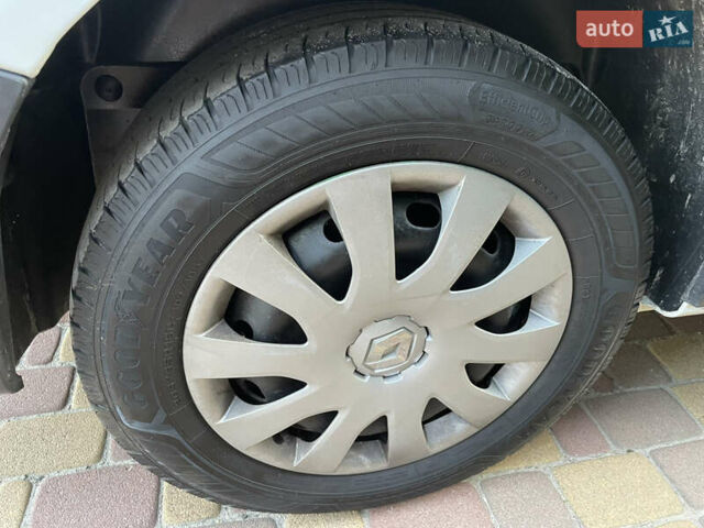 Белый Рено Трафик, объемом двигателя 1.6 л и пробегом 225 тыс. км за 15800 $, фото 59 на Automoto.ua