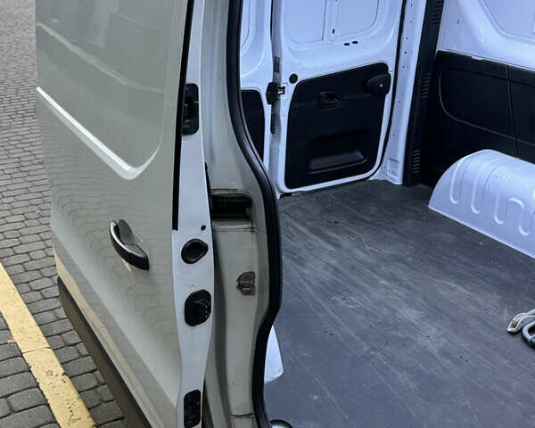 Білий Рено Трафік, об'ємом двигуна 1.6 л та пробігом 148 тис. км за 13000 $, фото 15 на Automoto.ua