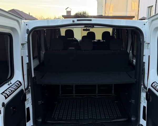 Белый Рено Трафик, объемом двигателя 1.6 л и пробегом 274 тыс. км за 18950 $, фото 125 на Automoto.ua