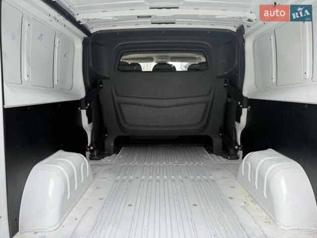 Белый Рено Трафик, объемом двигателя 1.6 л и пробегом 247 тыс. км за 16750 $, фото 19 на Automoto.ua