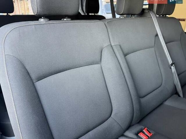 Белый Рено Трафик, объемом двигателя 1.6 л и пробегом 274 тыс. км за 18950 $, фото 78 на Automoto.ua