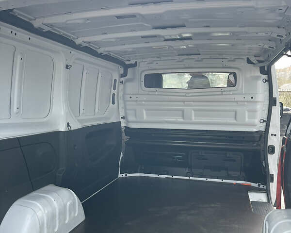 Белый Рено Трафик, объемом двигателя 1.6 л и пробегом 190 тыс. км за 14600 $, фото 3 на Automoto.ua