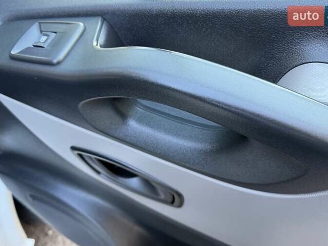 Белый Рено Трафик, объемом двигателя 1.6 л и пробегом 274 тыс. км за 18950 $, фото 150 на Automoto.ua