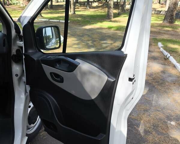 Белый Рено Трафик, объемом двигателя 1.6 л и пробегом 183 тыс. км за 16999 $, фото 2 на Automoto.ua