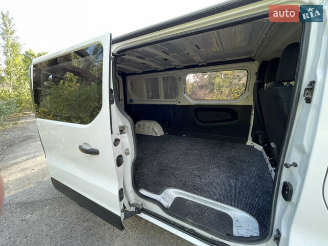 Белый Рено Трафик, объемом двигателя 1.6 л и пробегом 175 тыс. км за 14000 $, фото 24 на Automoto.ua