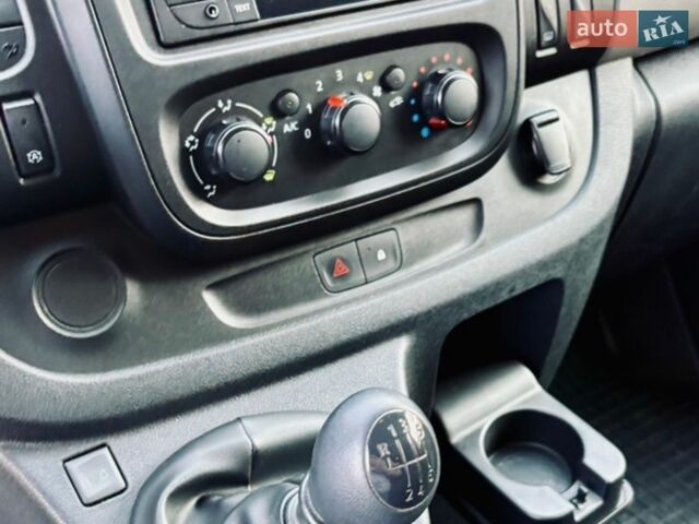 Белый Рено Трафик, объемом двигателя 1.6 л и пробегом 300 тыс. км за 17500 $, фото 12 на Automoto.ua