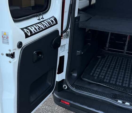 Белый Рено Трафик, объемом двигателя 1.6 л и пробегом 274 тыс. км за 18950 $, фото 73 на Automoto.ua