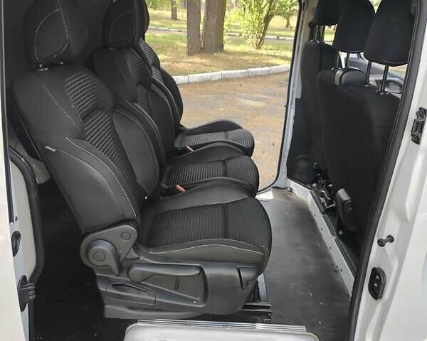 Белый Рено Трафик, объемом двигателя 1.6 л и пробегом 183 тыс. км за 16999 $, фото 3 на Automoto.ua