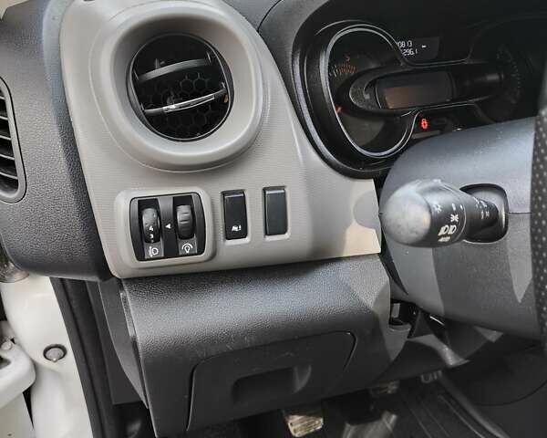 Белый Рено Трафик, объемом двигателя 1.6 л и пробегом 183 тыс. км за 16999 $, фото 9 на Automoto.ua