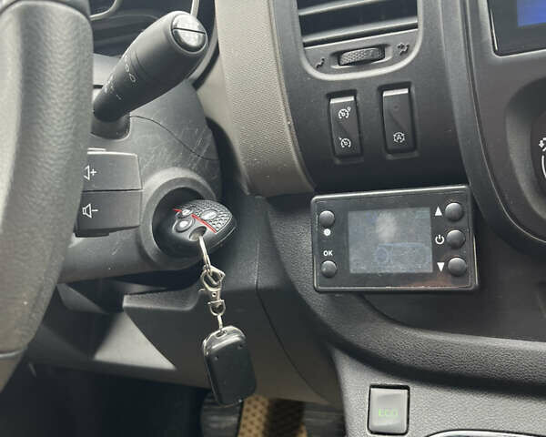 Белый Рено Трафик, объемом двигателя 1.6 л и пробегом 177 тыс. км за 18999 $, фото 48 на Automoto.ua