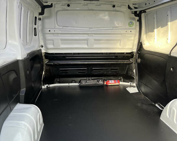 Белый Рено Трафик, объемом двигателя 1.6 л и пробегом 131 тыс. км за 13699 $, фото 11 на Automoto.ua