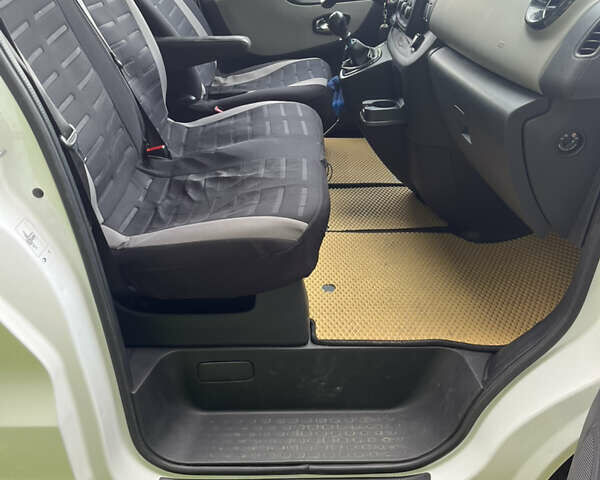 Белый Рено Трафик, объемом двигателя 1.6 л и пробегом 177 тыс. км за 18999 $, фото 32 на Automoto.ua