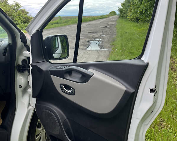 Белый Рено Трафик, объемом двигателя 1.6 л и пробегом 177 тыс. км за 18999 $, фото 23 на Automoto.ua