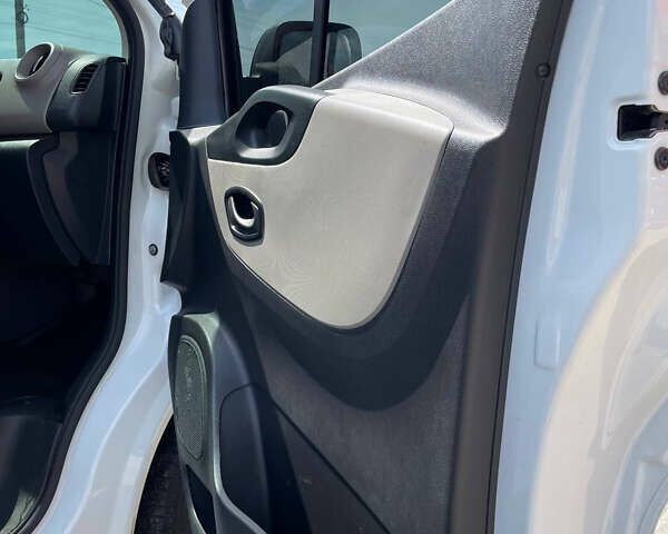 Белый Рено Трафик, объемом двигателя 1.6 л и пробегом 96 тыс. км за 17500 $, фото 39 на Automoto.ua