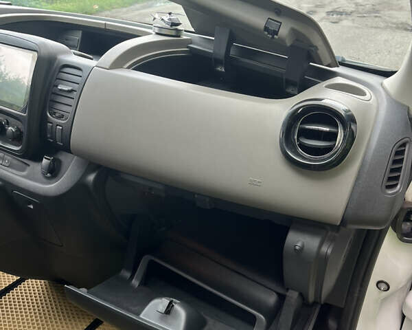 Белый Рено Трафик, объемом двигателя 1.6 л и пробегом 177 тыс. км за 18999 $, фото 27 на Automoto.ua