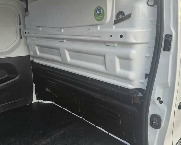 Белый Рено Трафик, объемом двигателя 1.6 л и пробегом 122 тыс. км за 16000 $, фото 23 на Automoto.ua