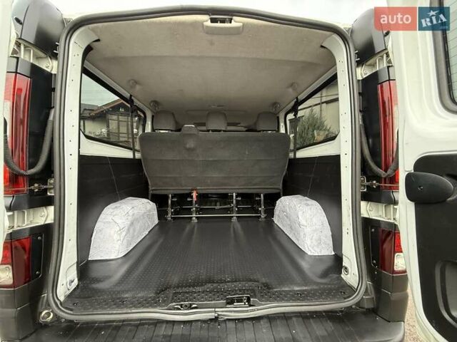 Белый Рено Трафик, объемом двигателя 1.6 л и пробегом 264 тыс. км за 18800 $, фото 70 на Automoto.ua