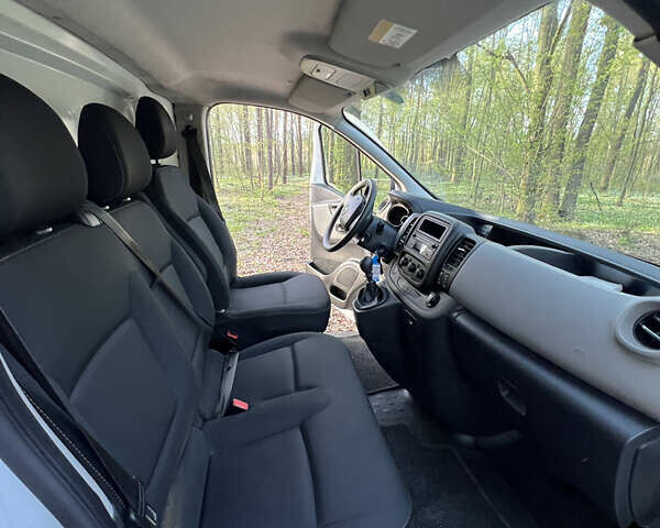 Белый Рено Трафик, объемом двигателя 1.6 л и пробегом 131 тыс. км за 13699 $, фото 16 на Automoto.ua