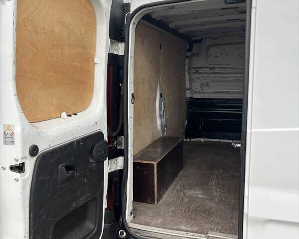 Белый Рено Трафик, объемом двигателя 1.6 л и пробегом 220 тыс. км за 15555 $, фото 5 на Automoto.ua