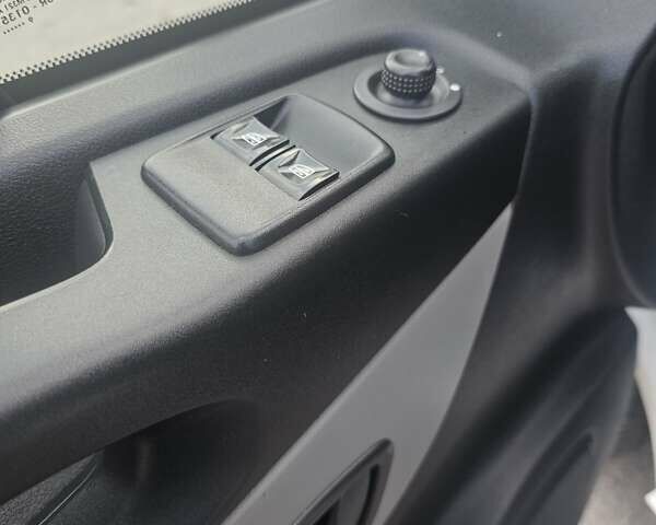 Белый Рено Трафик, объемом двигателя 1.6 л и пробегом 122 тыс. км за 16000 $, фото 10 на Automoto.ua