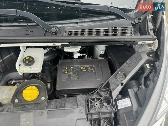 Білий Рено Трафік, об'ємом двигуна 1.6 л та пробігом 227 тис. км за 14000 $, фото 46 на Automoto.ua