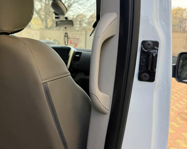 Белый Рено Трафик, объемом двигателя 2 л и пробегом 107 тыс. км за 24500 $, фото 2 на Automoto.ua