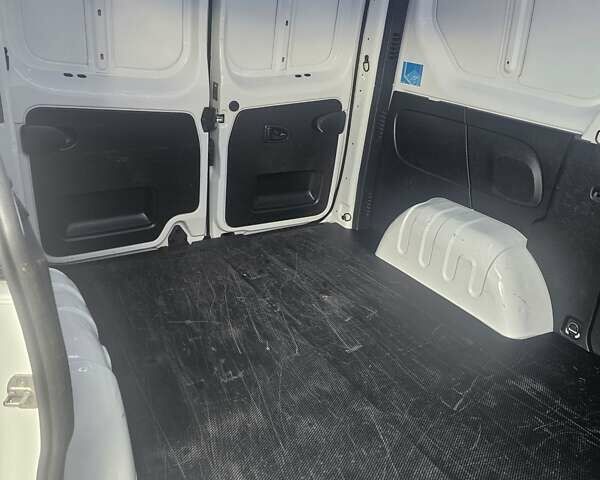 Белый Рено Трафик, объемом двигателя 1.6 л и пробегом 122 тыс. км за 16000 $, фото 22 на Automoto.ua