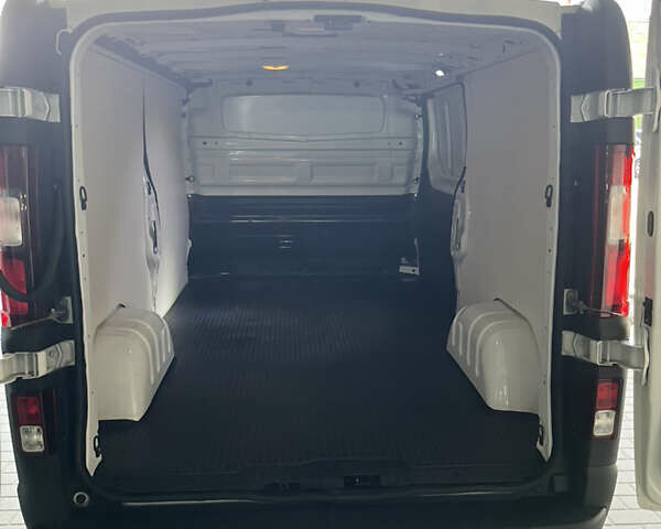 Белый Рено Трафик, объемом двигателя 1.6 л и пробегом 103 тыс. км за 16900 $, фото 3 на Automoto.ua