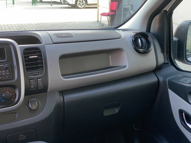 Белый Рено Трафик, объемом двигателя 1.6 л и пробегом 246 тыс. км за 17955 $, фото 23 на Automoto.ua