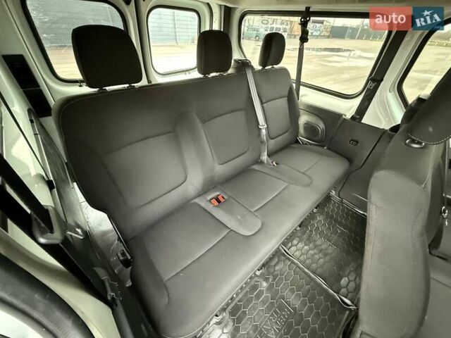 Белый Рено Трафик, объемом двигателя 1.6 л и пробегом 264 тыс. км за 18800 $, фото 60 на Automoto.ua