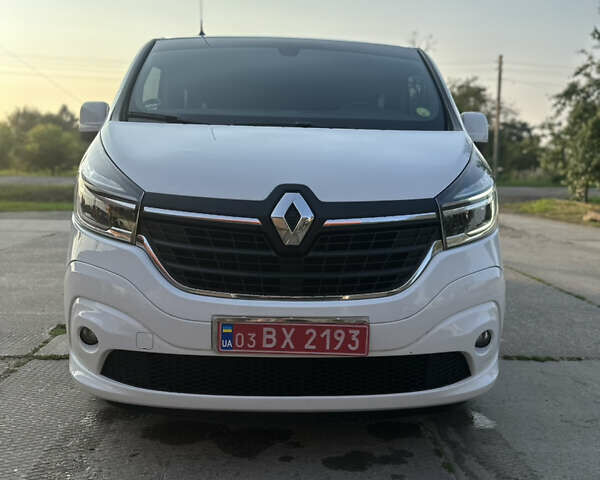 Белый Рено Трафик, объемом двигателя 2 л и пробегом 230 тыс. км за 25400 $, фото 1 на Automoto.ua