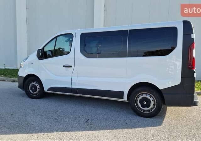 Белый Рено Трафик, объемом двигателя 2 л и пробегом 162 тыс. км за 26000 $, фото 2 на Automoto.ua