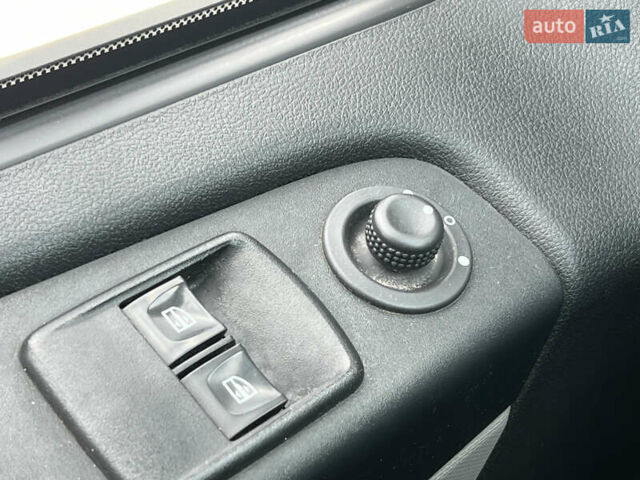 Белый Рено Трафик, объемом двигателя 1.6 л и пробегом 260 тыс. км за 17499 $, фото 14 на Automoto.ua