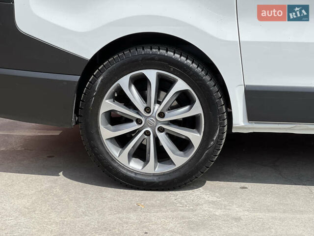 Белый Рено Трафик, объемом двигателя 1.6 л и пробегом 260 тыс. км за 17499 $, фото 2 на Automoto.ua