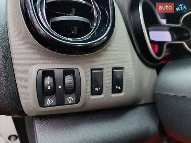 Белый Рено Трафик, объемом двигателя 1.6 л и пробегом 263 тыс. км за 15999 $, фото 1 на Automoto.ua